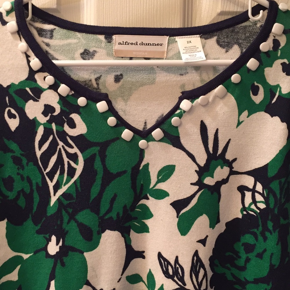 ➕Alfred Dunner Embellished Neckline Floral Top - Picture 2 of 4